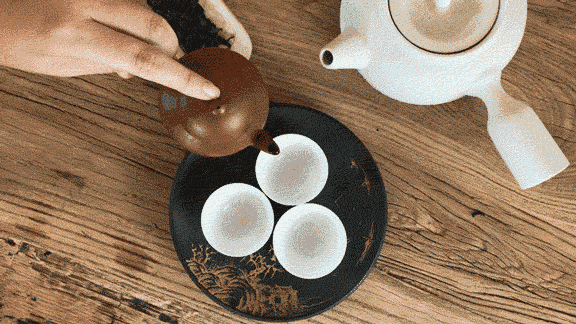 宜兴小品壶泡茶的特殊性良好，朱砂橘口红适合什么人喝茶「为什么宜兴小壶泡茶的传统，在人们喝茶的基因里」  第4张