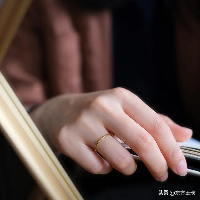 左手戴戒指的含义每个手指的意思「左手戒指寓意」  第6张