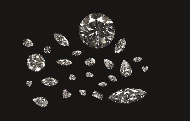 如何鉴别钻石真假「人造蓝宝石锆石是“均质”的“均质”的钻石代yong品」  第1张