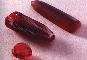焰熔法合成红宝石的梨晶