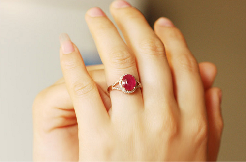 我们在购买红宝石时，如何鉴别真假红宝石戒指呢 