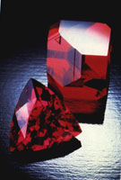 助溶剂合成红宝石的晶体外观