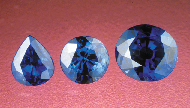 色彩浓郁的蓝色蓝宝石